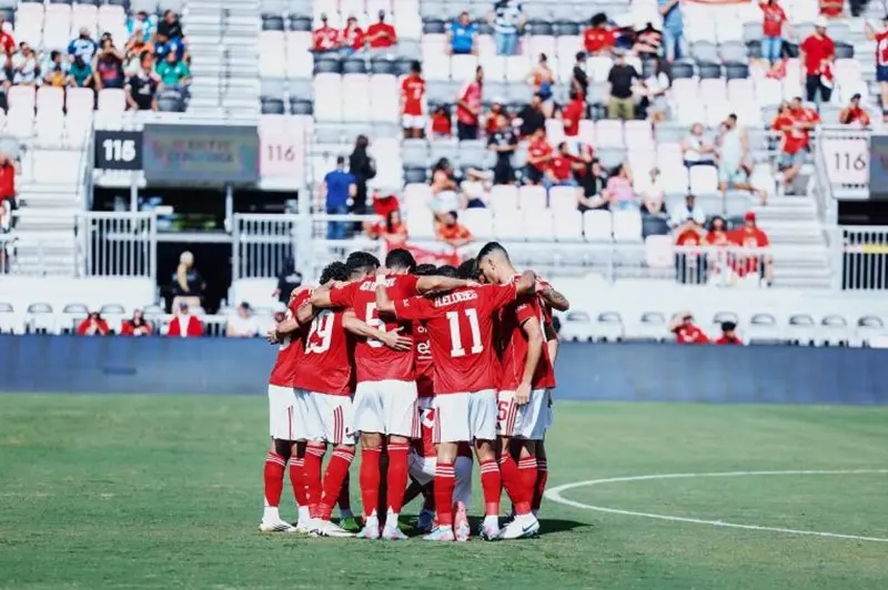 استعراض حصري: تصاميم حافلة الأهلي الفاخرة بالألوان الأسود والذهبي في المونديال (صور)